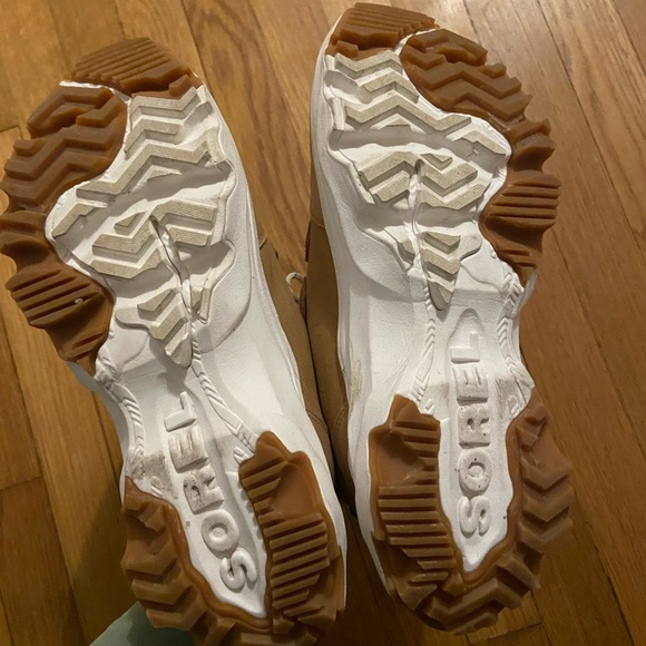 Sorel women’s caribou winter booties- size 9 - Picture 3 of 5